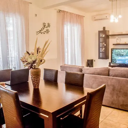 Dafni's House İskados